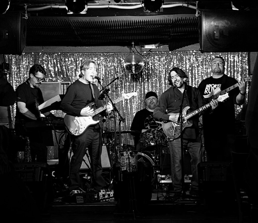 Zentrance full band on stage at Dee's Lounge, Nashville (black and white)